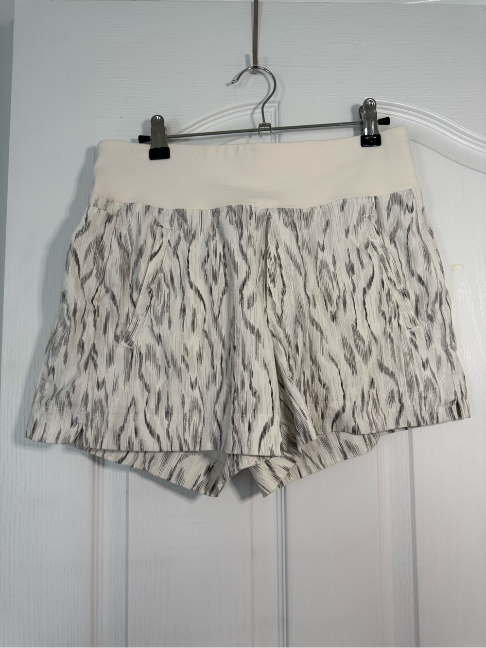 Athleta Trekkie North Short size Medium